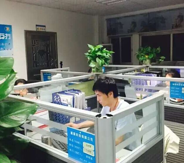 通豪觸摸顯示屏廠家團隊奮戰(zhàn)